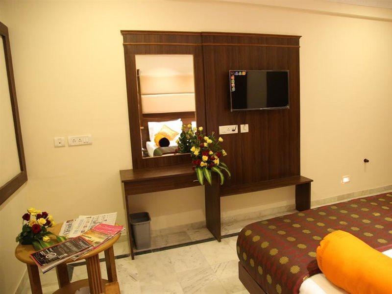 Poppys S.E.T Residency Hotel Kumbakonam Exterior foto