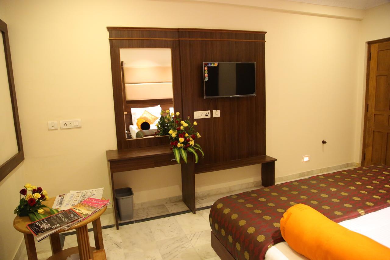 Poppys S.E.T Residency Hotel Kumbakonam Exterior foto